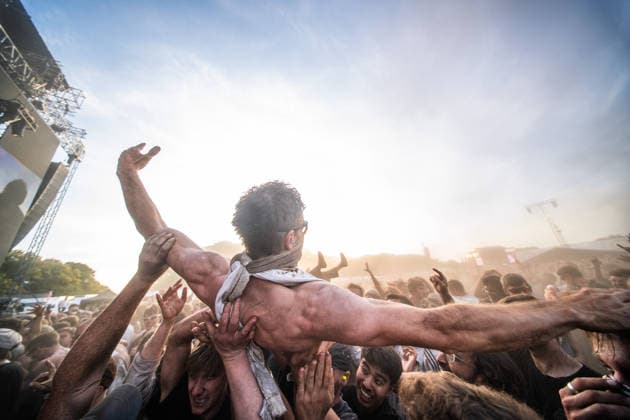 Turnstile live at Syd For Solen 2026 Copenhagen, Denmark. 14th, August 2026. Concert goers seen in a dusty mosh pit at a live concert with the American hardcore punk band Turnstile during the Danish music festival Syd For Solen 2026 in Copenhagen. Denmark, Copenhagen  Copyright: xGonzalesxPhoto RolfxMeldgaardx