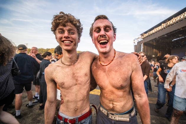 Turnstile live at Syd For Solen 2026 Copenhagen, Denmark. 14th, August 2026. Concert goers seen in a dusty mosh pit at a live concert with the American hardcore punk band Turnstile during the Danish music festival Syd For Solen 2026 in Copenhagen. Denmark, Copenhagen  Copyright: xGonzalesxPhoto RolfxMeldgaardx