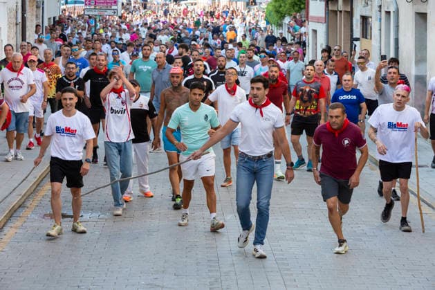 August 15, 2026, Penafiel, Valladolid, USA: Minders guide the bulls into the ring during the running of the bulls (encierro) at the Fiestas de Nuestra Senora y San Roque in Penafiel, Spain on Saturday, August 15, 2026. The annual festival, taking place this year on August 14-18, includes traditional processions, bullfighting and lively celebrations. Penafiel USA - ZUMAg235 20260815_zap_g235_005 Copyright: xPaulxChristianxGordonx