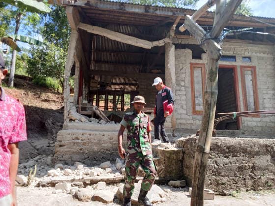 (260815) -- JAKARTA, Aug. 15, 2026 -- This photo provided by Indonesia s National Disaster Management Agency () shows a damaged house after an earthquake, on Flores Island, Indonesia, on Aug. 15, 2026. The death toll from a magnitude 7.7 earthquake and several strong aftershocks that struck off the coast of Flores Island in eastern Indonesia has risen to 38, an emergency official said Saturday. ( Handout via Xinhua) (SpotNews) INDONESIA-EARTHQUAKE-AFTERMATH-UPDATE BNPB 