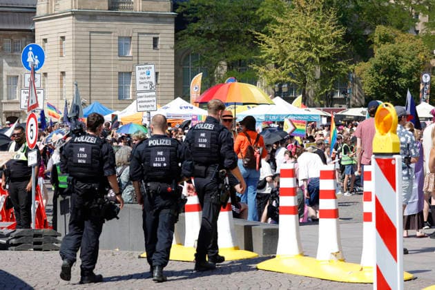 CSD Darmstadt 2026 15.08.2026 Herzstück zum Christopher Street Day 2026 in Darmstadt ist die Demonstration veranstaltet von Vielbunt e. V. unter dem Motto ZEIG DICH FÜR UNS ALLE durch die Innenstadt für die Vielfalt von sexueller und geschlechtlicher Identität hier umfangreiche Sicherungs- und Absperrmassnahmen für einen schadensfreien Ablauf Darmstadt Hessen Deutschland *** CSD Darmstadt 2026 August 15, 2026 The centerpiece of Christopher Street Day 2026 in Darmstadt is the march organized by Vielbunt e.V. under the slogan SHOW YOURSELF FOR ALL OF US, which will wind through the city center in support of sexual and gender diversity. Extensive security and crowd-control measures will be in place to ensure the event proceeds without