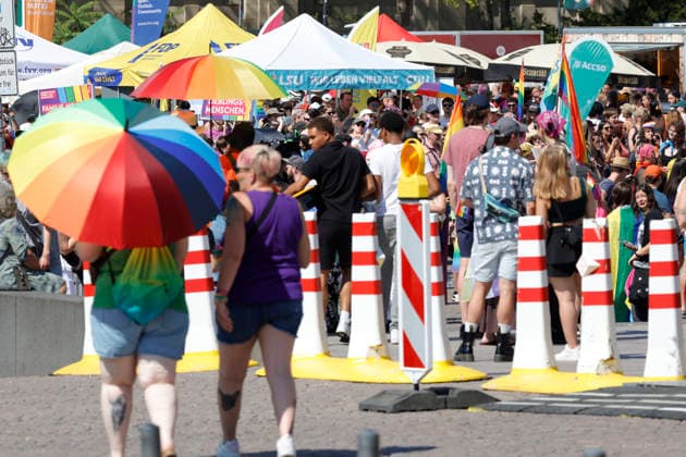 CSD Darmstadt 2026 15.08.2026 Herzstück zum Christopher Street Day 2026 in Darmstadt ist die Demonstration veranstaltet von Vielbunt e. V. unter dem Motto ZEIG DICH FÜR UNS ALLE durch die Innenstadt für die Vielfalt von sexueller und geschlechtlicher Identität hier umfangreiche Sicherungs- und Absperrmassnahmen für einen schadensfreien Ablauf Darmstadt Hessen Deutschland *** CSD Darmstadt 2026 August 15, 2026 The centerpiece of Christopher Street Day 2026 in Darmstadt is the march organized by Vielbunt e.V. under the slogan SHOW YOURSELF FOR ALL OF US, which will wind through the city center in support of sexual and gender diversity. Extensive security and crowd-control measures will be in place to ensure the event proceeds without