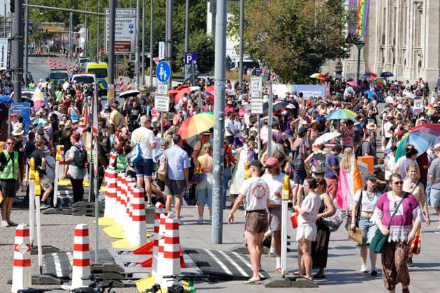 News Bilder des Tages CSD Darmstadt 2026 15.08.2026 Herzstück zum Christopher Street Day 2026 in Darmstadt ist die Demonstration veranstaltet von Vielbunt e. V. unter dem Motto ZEIG DICH FÜR UNS ALLE durch die Innenstadt für die Vielfalt von sexueller und geschlechtlicher Identität hier umfangreiche Sicherungs- und Absperrmassnahmen für einen schadensfreien Ablauf auch auf dem Karolinenplatz Darmstadt Hessen Deutschland *** CSD Darmstadt 2026 August 15, 2026 The centerpiece of Christopher Street Day 2026 in Darmstadt is the march organized by Vielbunt e.V. under the slogan SHOW YOURSELF FOR ALL OF US, which will wind through the city center in support of sexual and gender diversity. Extensive security and crowd-control measures will be in place to ensur