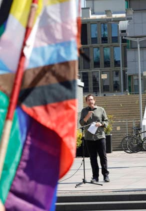 CSD Darmstadt 2026 15.08.2026 Herzstück zum Christopher Street Day 2026 in Darmstadt ist die Demonstration veranstaltet von Vielbunt e. V. unter dem Motto ZEIG DICH FÜR UNS ALLE durch die Innenstadt für die Vielfalt von sexueller und geschlechtlicher Identität hier Oberbürgermeister Hanno Benz mit Rede und Dank an alle für die sichere Durchführung und Forderung eines Verbotes der AfD Darmstadt Hessen Deutschland *** CSD Darmstadt 2026 August 15, 2026 The centerpiece of Christopher Street Day 2026 in Darmstadt is the march organized by Vielbunt e.V. under the slogan SHOW YOURSELF FOR ALL OF US, which winds through the city center in support of sexual and gender diversity— here, Mayor Hanno Benz delivers a speech and thanks everyon