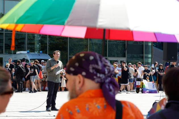 CSD Darmstadt 2026 15.08.2026 Herzstück zum Christopher Street Day 2026 in Darmstadt ist die Demonstration veranstaltet von Vielbunt e. V. unter dem Motto ZEIG DICH FÜR UNS ALLE durch die Innenstadt für die Vielfalt von sexueller und geschlechtlicher Identität hier Oberbürgermeister Hanno Benz mit Rede und Dank an alle für die sichere Durchführung und Forderung eines Verbotes der AfD Darmstadt Hessen Deutschland *** CSD Darmstadt 2026 August 15, 2026 The centerpiece of Christopher Street Day 2026 in Darmstadt is the march organized by Vielbunt e.V. under the slogan SHOW YOURSELF FOR ALL OF US, which winds through the city center in support of sexual and gender diversity— here, Mayor Hanno Benz delivers a speech and thanks everyon