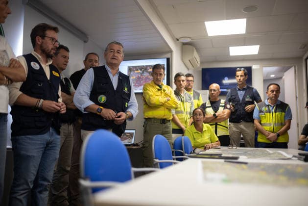Antonio Sanz Provides an Update on the Huelva Wildfire at the PMA in Niebla. The First Vice President and Minister of the Presidency, Health, and Emergencies, Antonio Sanz, addresses the media. On August 15, 2026, in Niebla, Huelva, Andalusia, Spain. The First Vice President and Minister of the Presidency, Health, and Emergencies, Antonio Sanz, addresses the media at the Forward Command Post for the fire in Niebla, Huelva. His briefing provides information on the fire’s progress and the status of the emergency response deployed in the area. August 15, 2026, Huelva, Andalusia, Spain Huelva, Andalusia, Spain Spain  Copyright: xClaraxCarrascox 7715255