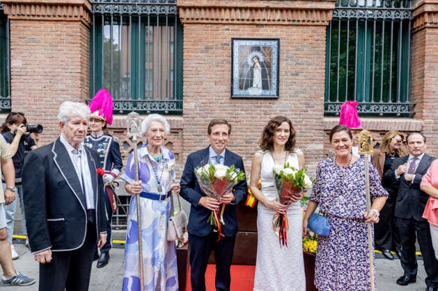 Events in honor of the Virgin of La Paloma in Madrid: Isabel Díaz Ayuso (2d), president of the Community of Madrid, and José Luis Martínez Almeida (c), mayor of Madrid, during the floral offering at the Church of the Virgin of La Paloma on August 15, 2026, in Madrid, Spain. The Fiestas de la Paloma, or Verbena de la Paloma, is a summer celebration in honor of the Virgin of La Paloma, originally held in the historic Calatrava neighborhood, near Calle de Toledo and Plaza de la Cebada, in the central district of the city of Madrid. The Virgin of La Paloma is considered the popular patron saint of the capital. AUGUST 15, 2026 PALOMA VIRGIN OF LA PALOMA MASS OFFERING Madrid Madrid, Spain  Copyright: xRicardoxRubiox 7715271