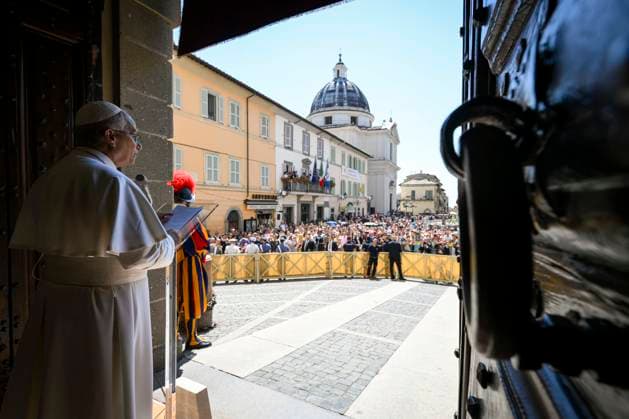 ITALY - POPE LEO XIV LEADS THE ANGELUS PRAYER FROM THE ENTRANCE OF THE PALACE APOSTOLIC AT THE SUMMER PAPAL RESIDENCE IN CASTEL GANDOLFO - 2026 8 15 Italy, Castel Gandolfo , Vatican, 2026 8 15 Pope Leo XIV leads the Angelus prayer from the entrance of the Palazzo Apostolico (Apostolic Palace) in Piazza della Liberta (Liberty Square) at the summer papal estate in Castel Gandolfo, southeast of Rome EDITORIAL USE ONLY - NO BOOKS Copyright: xVATICANxMEDIAx