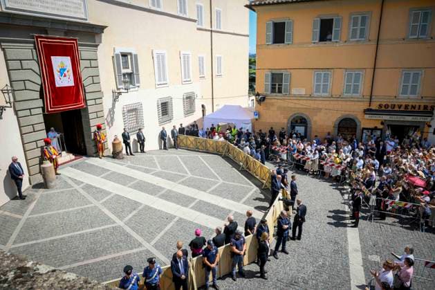 ITALY - POPE LEO XIV LEADS THE ANGELUS PRAYER FROM THE ENTRANCE OF THE PALACE APOSTOLIC AT THE SUMMER PAPAL RESIDENCE IN CASTEL GANDOLFO - 2026 8 15 Italy, Castel Gandolfo , Vatican, 2026 8 15 Pope Leo XIV leads the Angelus prayer from the entrance of the Palazzo Apostolico (Apostolic Palace) in Piazza della Liberta (Liberty Square) at the summer papal estate in Castel Gandolfo, southeast of Rome EDITORIAL USE ONLY - NO BOOKS Copyright: xVATICANxMEDIAx