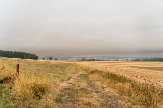 Waldbrand in NRW 15.08.2026: Waldbrand in Süd NRW, Kreis Euskirchen, Kall, NRW, Deutschland Bild: Dichte Rauchschwaden über dem Kreis Euskirchen heranziehen von dem Waldbrand in Hürtgenwald aber auch von dem Waldbrand im Hohen Venn Belgien Kall NRW Deutschland *** Forest Fire in North Rhine-Westphalia, August 15, 2026 Forest fire in southern North Rhine-Westphalia, Euskirchen District, Kall, North Rhine-Westphalia, Germany Photo: Thick plumes of smoke rolling in over the Euskirchen District from the forest fire in Hürtgenwald as well as from the forest fire in the High Fens, Belgium; Kall, North Rhine-Westphalia, Germany