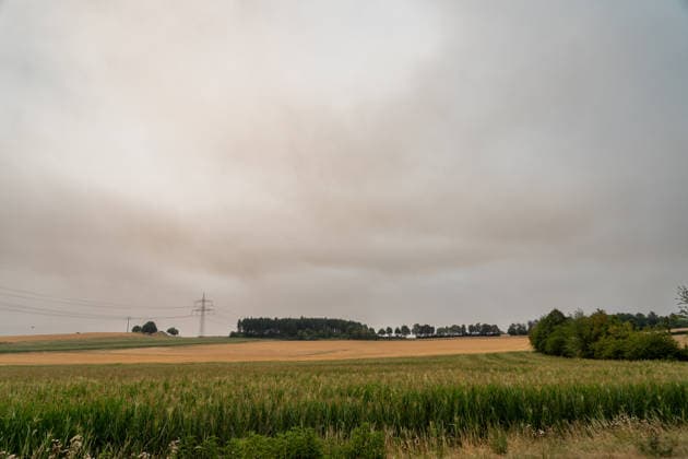 Waldbrand in NRW 15.08.2026: Waldbrand in Süd NRW, Kreis Euskirchen, Kall, NRW, Deutschland Bild: Dichte Rauchschwaden über dem Kreis Euskirchen heranziehen von dem Waldbrand in Hürtgenwald aber auch von dem Waldbrand im Hohen Venn Belgien Kall NRW Deutschland *** Forest Fire in North Rhine-Westphalia, August 15, 2026 Forest fire in southern North Rhine-Westphalia, Euskirchen District, Kall, North Rhine-Westphalia, Germany Photo: Thick plumes of smoke rolling in over the Euskirchen District from the forest fire in Hürtgenwald as well as from the forest fire in the High Fens, Belgium; Kall, North Rhine-Westphalia, Germany