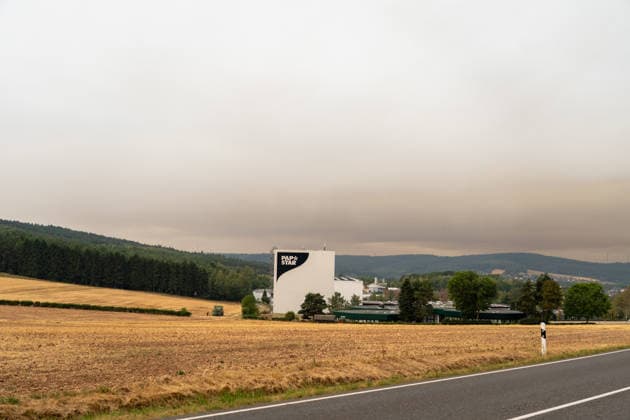 Waldbrand in NRW 15.08.2026: Waldbrand in Süd NRW, Kreis Euskirchen, Kall, NRW, Deutschland Bild: Dichte Rauchschwaden über dem Kreis Euskirchen heranziehen von dem Waldbrand in Hürtgenwald aber auch von dem Waldbrand im Hohen Venn Belgien Kall NRW Deutschland *** Forest Fire in North Rhine-Westphalia, August 15, 2026 Forest fire in southern North Rhine-Westphalia, Euskirchen District, Kall, North Rhine-Westphalia, Germany Photo: Thick plumes of smoke rolling in over the Euskirchen District from the forest fire in Hürtgenwald as well as from the forest fire in the High Fens, Belgium; Kall, North Rhine-Westphalia, Germany
