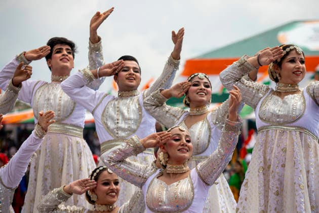 India Celebrates 80th Independence Day In Kashmir, India - 15 Aug 2026 Girls dance before bureaucrats and ministers during a ceremony marking India’s 80th Independence Day at Bakshi Stadium in Srinagar, the summer capital of Jammu and Kashmir. The ceremony included the unfurling of the national flag, a ceremonial parade and cultural performances. Srinagar India Copyright: xFaisalxBashirx xSOPAxImagesx 2IDAYKASHMIR2026