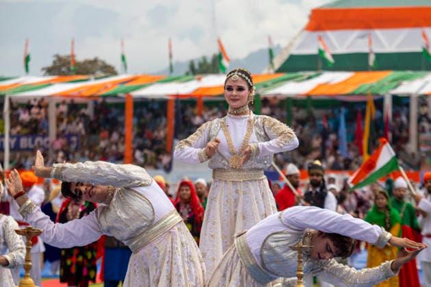 India Celebrates 80th Independence Day In Kashmir, India - 15 Aug 2026 Girls dance before bureaucrats and ministers during a ceremony marking India’s 80th Independence Day at Bakshi Stadium in Srinagar, the summer capital of Jammu and Kashmir. The ceremony included the unfurling of the national flag, a ceremonial parade and cultural performances. Srinagar India Copyright: xFaisalxBashirx xSOPAxImagesx 4IDAYKASHMIR2026