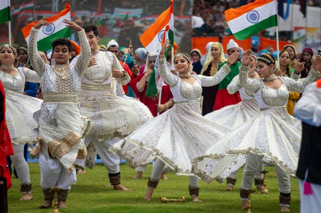 India Celebrates 80th Independence Day In Kashmir, India - 15 Aug 2026 Girls dance before bureaucrats and ministers during a ceremony marking India’s 80th Independence Day at Bakshi Stadium in Srinagar, the summer capital of Jammu and Kashmir. The ceremony included the unfurling of the national flag, a ceremonial parade and cultural performances. Srinagar India Copyright: xFaisalxBashirx xSOPAxImagesx 6IDAYKASHMIR2026