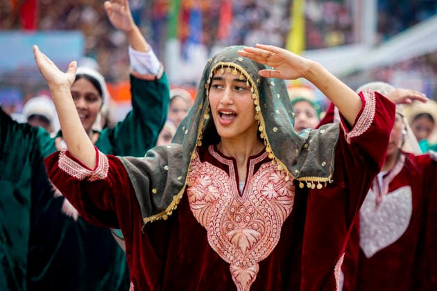 India Celebrates 80th Independence Day In Kashmir, India - 15 Aug 2026 Girls dress in traditional Kashmiri attire dance before ministers and bureaucrats during a ceremony marking India’s 80th Independence Day at Bakshi Stadium in Srinagar, the summer capital of Jammu and Kashmir. The ceremony included the unfurling of the national flag, a ceremonial parade and cultural performances. Srinagar India Copyright: xFaisalxBashirx xSOPAxImagesx I1DAYKASHMIR2026