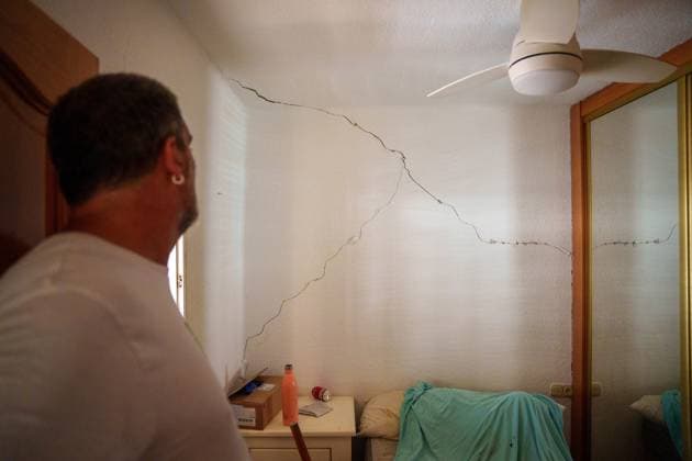 A magnitude 5 earthquake strikes Granada Impact of the magnitude 5 earthquake on buildings and homes in the city of Granada August 15, 2026, in Granada, Andalusia, Spain A magnitude 5 earthquake with its epicenter in the town of Alhendín shook the city of Granada and its metropolitan area early Saturday morning, causing no personal injuries but resulting in extensive property damage. The quake has forced the Regional Government of Andalusia to activate the emergency phase in response to the seismic risk. AUGUST 15, 2026 Francisco J. Granada, Andalusia, Spain Granada, Andalusia, Spain Spain  Copyright: xFranciscoxJ.xOlmox 7715358