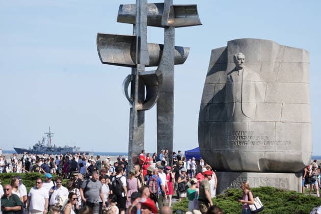 News Bilder des Tages Polish Armed Forces Day celebrations Photo: Karol Strzelecki East News Central naval military parade on the waters of Gdansk Bay marking the Polish Armed Forces Day and 106th anniversary of 1920 victory over Soviet Russia at the Battle of Warsaw during the Polish?Soviet War on August 15, 2026 in Gdynia, Poland. EN_01682637_0079 