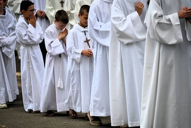 News Bilder des Tages AUGUST 15, LOURDES, BASTIEN ARBERET, MAXPPP, ILLUSTRATION, CHILD OF THE HEART, 153RD NATIONAL ASSUMPTION PILGRIMAGE, MASS ON THE MEADOW FOR AUGUST 15, 2026, AT THE SANCTUARY OUR LADY OF LOURDES, HAUTES-PYRÉNÉES 153rd National Assumption Pilgrimage: Mass on the Meadow for August 15, 2026, at the Sanctuary of Our Lady of Lourdes, Hautes-Pyrénées LOURDES HAUTES-PYRÉNÉES FRANCE  Copyright: xBASTIENxARBERET MAXPPP MAXPPPxBASTIENxARBERETx ARB_4455 ARBx4455