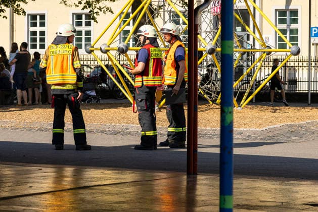 Großübung der Feuerwehr an der Marienschule in Dieburg Großübung der Feuerwehr unter realistischen Einsatzbedingungen an der Marienschule in Dieburg am 15. August 2026, simulierter Brand in der Grundschule in der Marienstraße, Alarmierung und Anfahrt der Einsatzkräfte unter Einsatzbedingungen, rund 50 beteiligte Einsatzkräfte nach Beobachtung vor Ort, mehrere Feuerwehr- und Einsatzfahrzeuge sowie eine Drehleiter im Einsatz, simulierte Menschenrettung aus dem Schulgebäude, Mitglieder der Jugendfeuerwehr als vermeintlich verletzte beziehungsweise zu rettende Personen, Rettung und Versorgung der simulierten Brandopfer, zwei Rettungswagen im Rahmen der Einsatzübung vor Ort, Zusammenarbeit von Feuerwehr und Rettungsdienst, Übung von Br