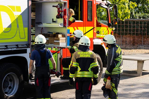 Großübung der Feuerwehr an der Marienschule in Dieburg Großübung der Feuerwehr unter realistischen Einsatzbedingungen an der Marienschule in Dieburg am 15. August 2026, simulierter Brand in der Grundschule in der Marienstraße, Alarmierung und Anfahrt der Einsatzkräfte unter Einsatzbedingungen, rund 50 beteiligte Einsatzkräfte nach Beobachtung vor Ort, mehrere Feuerwehr- und Einsatzfahrzeuge sowie eine Drehleiter im Einsatz, simulierte Menschenrettung aus dem Schulgebäude, Mitglieder der Jugendfeuerwehr als vermeintlich verletzte beziehungsweise zu rettende Personen, Rettung und Versorgung der simulierten Brandopfer, zwei Rettungswagen im Rahmen der Einsatzübung vor Ort, Zusammenarbeit von Feuerwehr und Rettungsdienst, Übung von Br