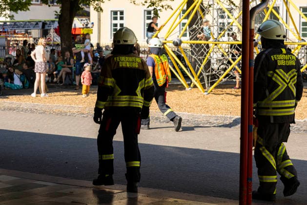 Großübung der Feuerwehr an der Marienschule in Dieburg Großübung der Feuerwehr unter realistischen Einsatzbedingungen an der Marienschule in Dieburg am 15. August 2026, simulierter Brand in der Grundschule in der Marienstraße, Alarmierung und Anfahrt der Einsatzkräfte unter Einsatzbedingungen, rund 50 beteiligte Einsatzkräfte nach Beobachtung vor Ort, mehrere Feuerwehr- und Einsatzfahrzeuge sowie eine Drehleiter im Einsatz, simulierte Menschenrettung aus dem Schulgebäude, Mitglieder der Jugendfeuerwehr als vermeintlich verletzte beziehungsweise zu rettende Personen, Rettung und Versorgung der simulierten Brandopfer, zwei Rettungswagen im Rahmen der Einsatzübung vor Ort, Zusammenarbeit von Feuerwehr und Rettungsdienst, Übung von Br