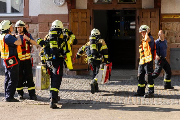 Großübung der Feuerwehr an der Marienschule in Dieburg Großübung der Feuerwehr unter realistischen Einsatzbedingungen an der Marienschule in Dieburg am 15. August 2026, simulierter Brand in der Grundschule in der Marienstraße, Alarmierung und Anfahrt der Einsatzkräfte unter Einsatzbedingungen, rund 50 beteiligte Einsatzkräfte nach Beobachtung vor Ort, mehrere Feuerwehr- und Einsatzfahrzeuge sowie eine Drehleiter im Einsatz, simulierte Menschenrettung aus dem Schulgebäude, Mitglieder der Jugendfeuerwehr als vermeintlich verletzte beziehungsweise zu rettende Personen, Rettung und Versorgung der simulierten Brandopfer, zwei Rettungswagen im Rahmen der Einsatzübung vor Ort, Zusammenarbeit von Feuerwehr und Rettungsdienst, Übung von Br