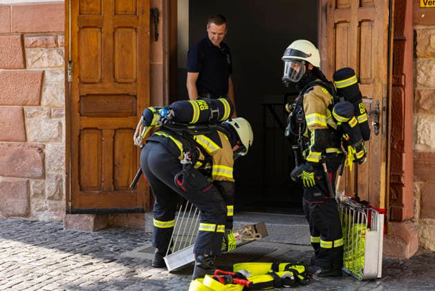Großübung der Feuerwehr an der Marienschule in Dieburg Großübung der Feuerwehr unter realistischen Einsatzbedingungen an der Marienschule in Dieburg am 15. August 2026, simulierter Brand in der Grundschule in der Marienstraße, Alarmierung und Anfahrt der Einsatzkräfte unter Einsatzbedingungen, rund 50 beteiligte Einsatzkräfte nach Beobachtung vor Ort, mehrere Feuerwehr- und Einsatzfahrzeuge sowie eine Drehleiter im Einsatz, simulierte Menschenrettung aus dem Schulgebäude, Mitglieder der Jugendfeuerwehr als vermeintlich verletzte beziehungsweise zu rettende Personen, Rettung und Versorgung der simulierten Brandopfer, zwei Rettungswagen im Rahmen der Einsatzübung vor Ort, Zusammenarbeit von Feuerwehr und Rettungsdienst, Übung von Br