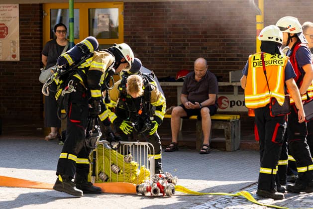 Großübung der Feuerwehr an der Marienschule in Dieburg Großübung der Feuerwehr unter realistischen Einsatzbedingungen an der Marienschule in Dieburg am 15. August 2026, simulierter Brand in der Grundschule in der Marienstraße, Alarmierung und Anfahrt der Einsatzkräfte unter Einsatzbedingungen, rund 50 beteiligte Einsatzkräfte nach Beobachtung vor Ort, mehrere Feuerwehr- und Einsatzfahrzeuge sowie eine Drehleiter im Einsatz, simulierte Menschenrettung aus dem Schulgebäude, Mitglieder der Jugendfeuerwehr als vermeintlich verletzte beziehungsweise zu rettende Personen, Rettung und Versorgung der simulierten Brandopfer, zwei Rettungswagen im Rahmen der Einsatzübung vor Ort, Zusammenarbeit von Feuerwehr und Rettungsdienst, Übung von Br