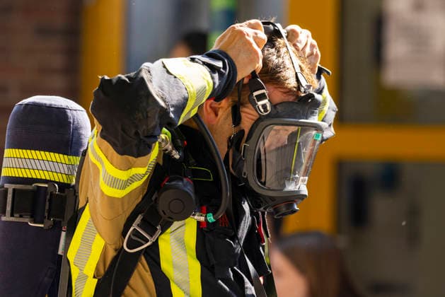 Großübung der Feuerwehr an der Marienschule in Dieburg Großübung der Feuerwehr unter realistischen Einsatzbedingungen an der Marienschule in Dieburg am 15. August 2026, simulierter Brand in der Grundschule in der Marienstraße, Alarmierung und Anfahrt der Einsatzkräfte unter Einsatzbedingungen, rund 50 beteiligte Einsatzkräfte nach Beobachtung vor Ort, mehrere Feuerwehr- und Einsatzfahrzeuge sowie eine Drehleiter im Einsatz, simulierte Menschenrettung aus dem Schulgebäude, Mitglieder der Jugendfeuerwehr als vermeintlich verletzte beziehungsweise zu rettende Personen, Rettung und Versorgung der simulierten Brandopfer, zwei Rettungswagen im Rahmen der Einsatzübung vor Ort, Zusammenarbeit von Feuerwehr und Rettungsdienst, Übung von Br
