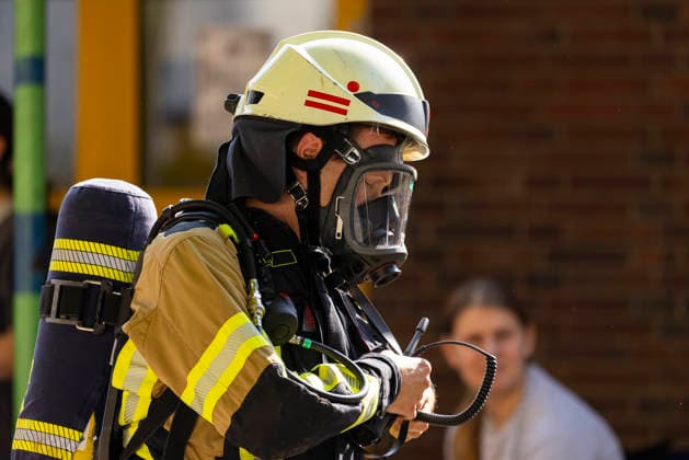Großübung der Feuerwehr an der Marienschule in Dieburg Großübung der Feuerwehr unter realistischen Einsatzbedingungen an der Marienschule in Dieburg am 15. August 2026, simulierter Brand in der Grundschule in der Marienstraße, Alarmierung und Anfahrt der Einsatzkräfte unter Einsatzbedingungen, rund 50 beteiligte Einsatzkräfte nach Beobachtung vor Ort, mehrere Feuerwehr- und Einsatzfahrzeuge sowie eine Drehleiter im Einsatz, simulierte Menschenrettung aus dem Schulgebäude, Mitglieder der Jugendfeuerwehr als vermeintlich verletzte beziehungsweise zu rettende Personen, Rettung und Versorgung der simulierten Brandopfer, zwei Rettungswagen im Rahmen der Einsatzübung vor Ort, Zusammenarbeit von Feuerwehr und Rettungsdienst, Übung von Br