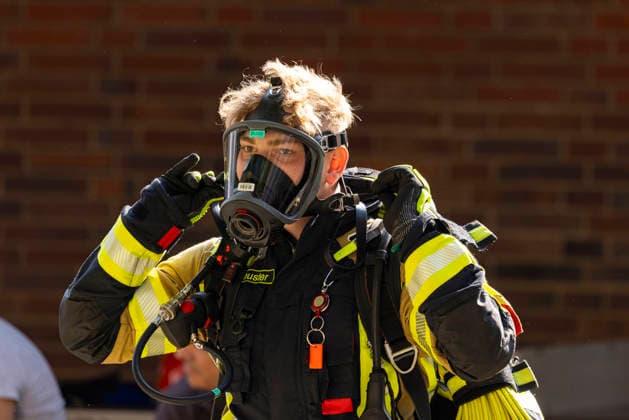 Großübung der Feuerwehr an der Marienschule in Dieburg Großübung der Feuerwehr unter realistischen Einsatzbedingungen an der Marienschule in Dieburg am 15. August 2026, simulierter Brand in der Grundschule in der Marienstraße, Alarmierung und Anfahrt der Einsatzkräfte unter Einsatzbedingungen, rund 50 beteiligte Einsatzkräfte nach Beobachtung vor Ort, mehrere Feuerwehr- und Einsatzfahrzeuge sowie eine Drehleiter im Einsatz, simulierte Menschenrettung aus dem Schulgebäude, Mitglieder der Jugendfeuerwehr als vermeintlich verletzte beziehungsweise zu rettende Personen, Rettung und Versorgung der simulierten Brandopfer, zwei Rettungswagen im Rahmen der Einsatzübung vor Ort, Zusammenarbeit von Feuerwehr und Rettungsdienst, Übung von Br