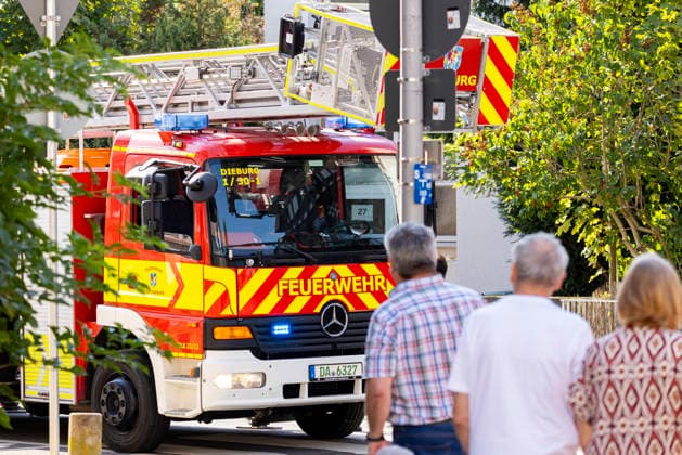 Großübung der Feuerwehr an der Marienschule in Dieburg Großübung der Feuerwehr unter realistischen Einsatzbedingungen an der Marienschule in Dieburg am 15. August 2026, simulierter Brand in der Grundschule in der Marienstraße, Alarmierung und Anfahrt der Einsatzkräfte unter Einsatzbedingungen, rund 50 beteiligte Einsatzkräfte nach Beobachtung vor Ort, mehrere Feuerwehr- und Einsatzfahrzeuge sowie eine Drehleiter im Einsatz, simulierte Menschenrettung aus dem Schulgebäude, Mitglieder der Jugendfeuerwehr als vermeintlich verletzte beziehungsweise zu rettende Personen, Rettung und Versorgung der simulierten Brandopfer, zwei Rettungswagen im Rahmen der Einsatzübung vor Ort, Zusammenarbeit von Feuerwehr und Rettungsdienst, Übung von Br