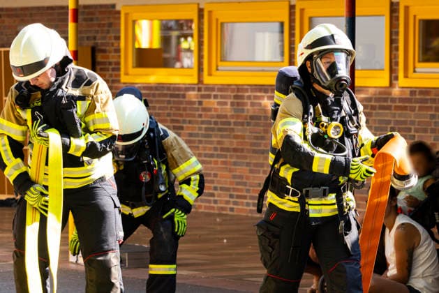 Großübung der Feuerwehr an der Marienschule in Dieburg Großübung der Feuerwehr unter realistischen Einsatzbedingungen an der Marienschule in Dieburg am 15. August 2026, simulierter Brand in der Grundschule in der Marienstraße, Alarmierung und Anfahrt der Einsatzkräfte unter Einsatzbedingungen, rund 50 beteiligte Einsatzkräfte nach Beobachtung vor Ort, mehrere Feuerwehr- und Einsatzfahrzeuge sowie eine Drehleiter im Einsatz, simulierte Menschenrettung aus dem Schulgebäude, Mitglieder der Jugendfeuerwehr als vermeintlich verletzte beziehungsweise zu rettende Personen, Rettung und Versorgung der simulierten Brandopfer, zwei Rettungswagen im Rahmen der Einsatzübung vor Ort, Zusammenarbeit von Feuerwehr und Rettungsdienst, Übung von Br