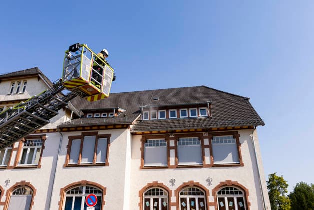 Großübung der Feuerwehr an der Marienschule in Dieburg Großübung der Feuerwehr unter realistischen Einsatzbedingungen an der Marienschule in Dieburg am 15. August 2026, simulierter Brand in der Grundschule in der Marienstraße, Alarmierung und Anfahrt der Einsatzkräfte unter Einsatzbedingungen, rund 50 beteiligte Einsatzkräfte nach Beobachtung vor Ort, mehrere Feuerwehr- und Einsatzfahrzeuge sowie eine Drehleiter im Einsatz, simulierte Menschenrettung aus dem Schulgebäude, Mitglieder der Jugendfeuerwehr als vermeintlich verletzte beziehungsweise zu rettende Personen, Rettung und Versorgung der simulierten Brandopfer, zwei Rettungswagen im Rahmen der Einsatzübung vor Ort, Zusammenarbeit von Feuerwehr und Rettungsdienst, Übung von Br