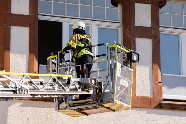 Großübung der Feuerwehr an der Marienschule in Dieburg Großübung der Feuerwehr unter realistischen Einsatzbedingungen an der Marienschule in Dieburg am 15. August 2026, simulierter Brand in der Grundschule in der Marienstraße, Alarmierung und Anfahrt der Einsatzkräfte unter Einsatzbedingungen, rund 50 beteiligte Einsatzkräfte nach Beobachtung vor Ort, mehrere Feuerwehr- und Einsatzfahrzeuge sowie eine Drehleiter im Einsatz, simulierte Menschenrettung aus dem Schulgebäude, Mitglieder der Jugendfeuerwehr als vermeintlich verletzte beziehungsweise zu rettende Personen, Rettung und Versorgung der simulierten Brandopfer, zwei Rettungswagen im Rahmen der Einsatzübung vor Ort, Zusammenarbeit von Feuerwehr und Rettungsdienst, Übung von Br