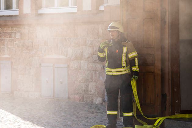 Großübung der Feuerwehr an der Marienschule in Dieburg Großübung der Feuerwehr unter realistischen Einsatzbedingungen an der Marienschule in Dieburg am 15. August 2026, simulierter Brand in der Grundschule in der Marienstraße, Alarmierung und Anfahrt der Einsatzkräfte unter Einsatzbedingungen, rund 50 beteiligte Einsatzkräfte nach Beobachtung vor Ort, mehrere Feuerwehr- und Einsatzfahrzeuge sowie eine Drehleiter im Einsatz, simulierte Menschenrettung aus dem Schulgebäude, Mitglieder der Jugendfeuerwehr als vermeintlich verletzte beziehungsweise zu rettende Personen, Rettung und Versorgung der simulierten Brandopfer, zwei Rettungswagen im Rahmen der Einsatzübung vor Ort, Zusammenarbeit von Feuerwehr und Rettungsdienst, Übung von Br
