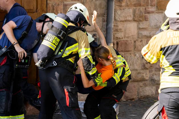 Großübung der Feuerwehr an der Marienschule in Dieburg Großübung der Feuerwehr unter realistischen Einsatzbedingungen an der Marienschule in Dieburg am 15. August 2026, simulierter Brand in der Grundschule in der Marienstraße, Alarmierung und Anfahrt der Einsatzkräfte unter Einsatzbedingungen, rund 50 beteiligte Einsatzkräfte nach Beobachtung vor Ort, mehrere Feuerwehr- und Einsatzfahrzeuge sowie eine Drehleiter im Einsatz, simulierte Menschenrettung aus dem Schulgebäude, Mitglieder der Jugendfeuerwehr als vermeintlich verletzte beziehungsweise zu rettende Personen, Rettung und Versorgung der simulierten Brandopfer, zwei Rettungswagen im Rahmen der Einsatzübung vor Ort, Zusammenarbeit von Feuerwehr und Rettungsdienst, Übung von Br