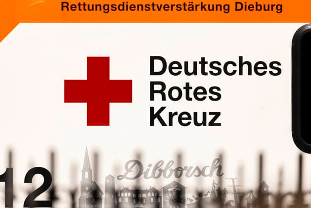 Großübung der Feuerwehr an der Marienschule in Dieburg Großübung der Feuerwehr unter realistischen Einsatzbedingungen an der Marienschule in Dieburg am 15. August 2026, simulierter Brand in der Grundschule in der Marienstraße, Alarmierung und Anfahrt der Einsatzkräfte unter Einsatzbedingungen, rund 50 beteiligte Einsatzkräfte nach Beobachtung vor Ort, mehrere Feuerwehr- und Einsatzfahrzeuge sowie eine Drehleiter im Einsatz, simulierte Menschenrettung aus dem Schulgebäude, Mitglieder der Jugendfeuerwehr als vermeintlich verletzte beziehungsweise zu rettende Personen, Rettung und Versorgung der simulierten Brandopfer, zwei Rettungswagen im Rahmen der Einsatzübung vor Ort, Zusammenarbeit von Feuerwehr und Rettungsdienst, Übung von Br