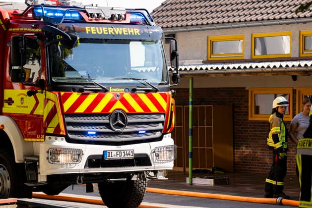 Großübung der Feuerwehr an der Marienschule in Dieburg Großübung der Feuerwehr unter realistischen Einsatzbedingungen an der Marienschule in Dieburg am 15. August 2026, simulierter Brand in der Grundschule in der Marienstraße, Alarmierung und Anfahrt der Einsatzkräfte unter Einsatzbedingungen, rund 50 beteiligte Einsatzkräfte nach Beobachtung vor Ort, mehrere Feuerwehr- und Einsatzfahrzeuge sowie eine Drehleiter im Einsatz, simulierte Menschenrettung aus dem Schulgebäude, Mitglieder der Jugendfeuerwehr als vermeintlich verletzte beziehungsweise zu rettende Personen, Rettung und Versorgung der simulierten Brandopfer, zwei Rettungswagen im Rahmen der Einsatzübung vor Ort, Zusammenarbeit von Feuerwehr und Rettungsdienst, Übung von Br