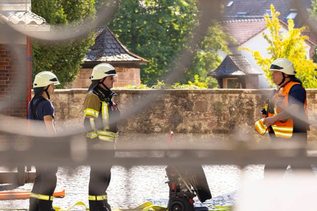 Großübung der Feuerwehr an der Marienschule in Dieburg Großübung der Feuerwehr unter realistischen Einsatzbedingungen an der Marienschule in Dieburg am 15. August 2026, simulierter Brand in der Grundschule in der Marienstraße, Alarmierung und Anfahrt der Einsatzkräfte unter Einsatzbedingungen, rund 50 beteiligte Einsatzkräfte nach Beobachtung vor Ort, mehrere Feuerwehr- und Einsatzfahrzeuge sowie eine Drehleiter im Einsatz, simulierte Menschenrettung aus dem Schulgebäude, Mitglieder der Jugendfeuerwehr als vermeintlich verletzte beziehungsweise zu rettende Personen, Rettung und Versorgung der simulierten Brandopfer, zwei Rettungswagen im Rahmen der Einsatzübung vor Ort, Zusammenarbeit von Feuerwehr und Rettungsdienst, Übung von Br