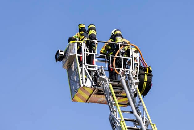 Großübung der Feuerwehr an der Marienschule in Dieburg Großübung der Feuerwehr unter realistischen Einsatzbedingungen an der Marienschule in Dieburg am 15. August 2026, simulierter Brand in der Grundschule in der Marienstraße, Alarmierung und Anfahrt der Einsatzkräfte unter Einsatzbedingungen, rund 50 beteiligte Einsatzkräfte nach Beobachtung vor Ort, mehrere Feuerwehr- und Einsatzfahrzeuge sowie eine Drehleiter im Einsatz, simulierte Menschenrettung aus dem Schulgebäude, Mitglieder der Jugendfeuerwehr als vermeintlich verletzte beziehungsweise zu rettende Personen, Rettung und Versorgung der simulierten Brandopfer, zwei Rettungswagen im Rahmen der Einsatzübung vor Ort, Zusammenarbeit von Feuerwehr und Rettungsdienst, Übung von Br