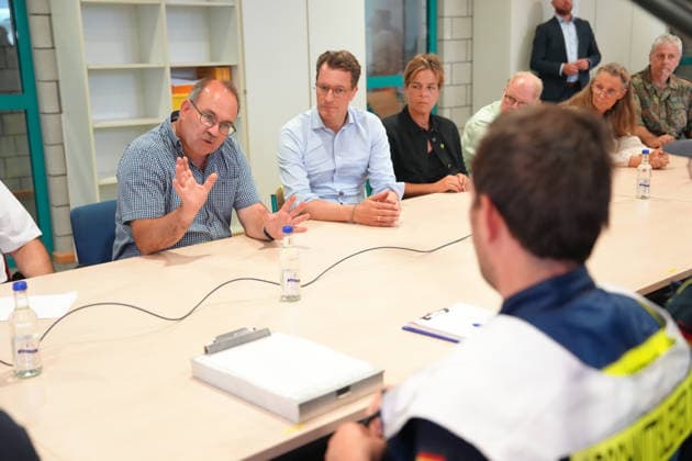 NRW Ministepraesident besucht Waldbrandgebiet in Huertenwald Ministerpraesident Hendrik Wuest informiert sich mit seiner Stellvertreterin Mona Neubaur bei Landrat Dr. Ralf Nolten und den Einsatzkraeften ueber die aktuelle Situation des Waldbrandes in Huertgenwald im Kreis Dueren, 15.08.2026 Huertenwald NRW Deutschland *** NRW Minister-President Visits Forest Fire Area in Huertenwald Minister-President Hendrik Wuest, accompanied by his deputy Mona Neubaur, met with District Administrator Dr. Ralf Nolten and emergency responders to learn about the current situation regarding the forest fire in Huertenwald in the Dueren district, August 15, 2026, Huertenwald, North Rhine-Westphalia, Germany