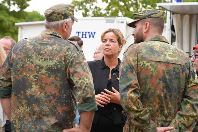 NRW Ministepraesident besucht Waldbrandgebiet in Huertenwald Mona Neubaur, stellvertretende Ministerpraesidentin in Nordrhein-Westfalen im Gespraech mit Kraeften der Bundeswehr zum aktellen Stand des Waldbrandes in Huertgenwald (Kreis Dueren), 15.08.2026 Huertenwald NRW Deutschland *** NRW Deputy Minister-President Visits Forest Fire Area in Huertenwald Mona Neubaur, Deputy Minister-President of North Rhine-Westphalia, speaks with Bundeswehr personnel about the current status of the forest fire in Huertenwald, Düren District, August 15, 2026, Huertenwald, North Rhine-Westphalia, Germany
