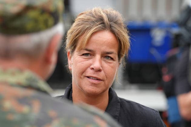 NRW Ministepraesident besucht Waldbrandgebiet in Huertenwald Mona Neubaur, stellvertretende Ministerpraesidentin in Nordrhein-Westfalen im Gespraech mit Kraeften der Bundeswehr zum aktellen Stand des Waldbrandes in Huertgenwald (Kreis Dueren), 15.08.2026 Huertenwald NRW Deutschland *** NRW Deputy Minister-President Visits Forest Fire Area in Huertenwald Mona Neubaur, Deputy Minister-President of North Rhine-Westphalia, speaks with Bundeswehr personnel about the current status of the forest fire in Huertenwald, Düren District, August 15, 2026, Huertenwald, North Rhine-Westphalia, Germany