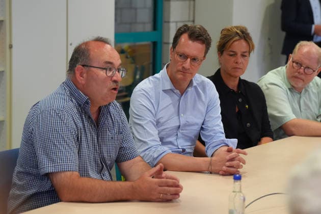 NRW Ministepraesident besucht Waldbrandgebiet in Huertenwald Ministerpraesident Hendrik Wuest informiert sich mit seiner Stellvertreterin Mona Neubaur bei Landrat Dr. Ralf Nolten und den Einsatzkraeften in einer Lagebesprechung ueber die aktuelle Situation des Waldbrandes in Huertgenwald im Kreis Dueren, 15.08.2026 Huertenwald NRW Deutschland *** NRW Minister-President Visits Forest Fire Area in Huertenwald Minister-President Hendrik Wuest, accompanied by his Deputy Mona Neubaur, meets with District Administrator Dr. Ralf Nolten and emergency responders during a briefing to assess the current situation regarding the forest fire in Huertenwald in the district of Dueren, August 15, 2026, Huertenwald, North Rhine-Westphalia, Germany