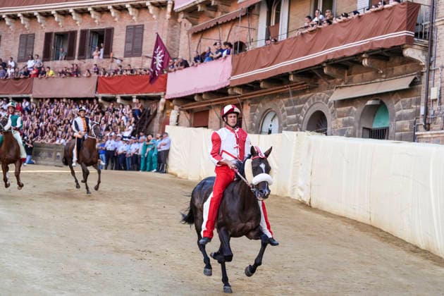 Costumed rehearsal the day before the August 2026 Palio di Siena Siena, Piazza del Campo August 15, 2026. The morning trial took place earlier today, featuring jockeys wearing the colors of the ten *Contrade* that will participate in the race on August 16. Siena Piazza Del Campo Toscana ITALIA Copyright: xSALVATORExDExROSAxSalvatorexDexRosax DSC01047_1