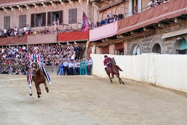 Costumed rehearsal the day before the August 2026 Palio di Siena Siena, Piazza del Campo August 15, 2026. The morning trial took place earlier today, featuring jockeys wearing the colors of the ten *Contrade* that will participate in the race on August 16. Siena Piazza Del Campo Toscana ITALIA Copyright: xSALVATORExDExROSAxSalvatorexDexRosax DSC01068