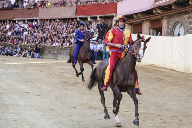 Costumed rehearsal the day before the August 2026 Palio di Siena Siena, Piazza del Campo August 15, 2026. The morning trial took place earlier today, featuring jockeys wearing the colors of the ten *Contrade* that will participate in the race on August 16. Siena Piazza Del Campo Toscana ITALIA Copyright: xSALVATORExDExROSAxSalvatorexDexRosax DSC01053