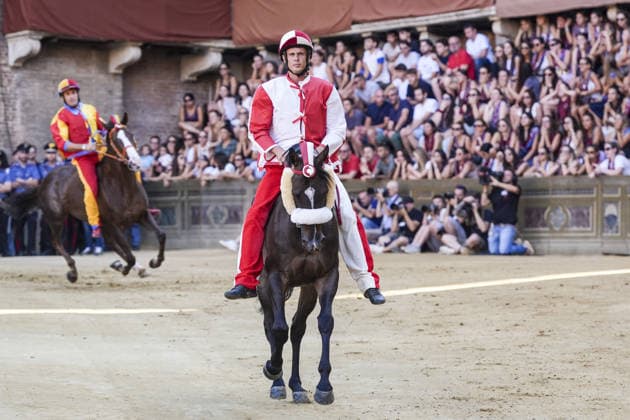 Costumed rehearsal the day before the August 2026 Palio di Siena Siena, Piazza del Campo August 15, 2026. The morning trial took place earlier today, featuring jockeys wearing the colors of the ten *Contrade* that will participate in the race on August 16. Siena Piazza Del Campo Toscana ITALIA Copyright: xSALVATORExDExROSAxSalvatorexDexRosax DSC01086